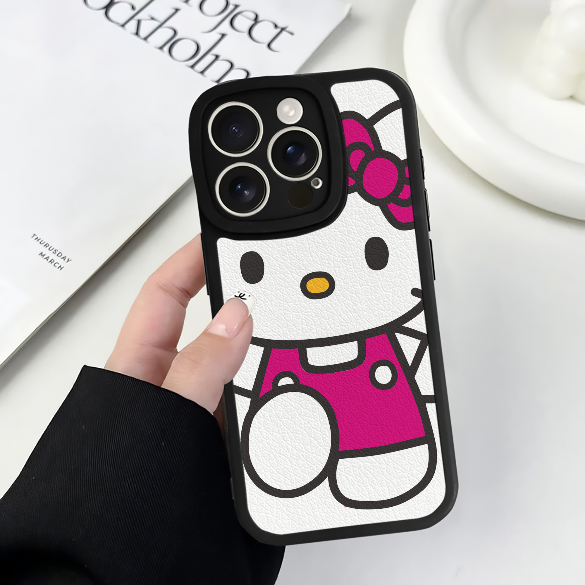 （画像用） Hello Kitty ハローキティ 【iPhone 16シリーズ対応】シリコンスマホケース（レザー調） 材質：シリコン